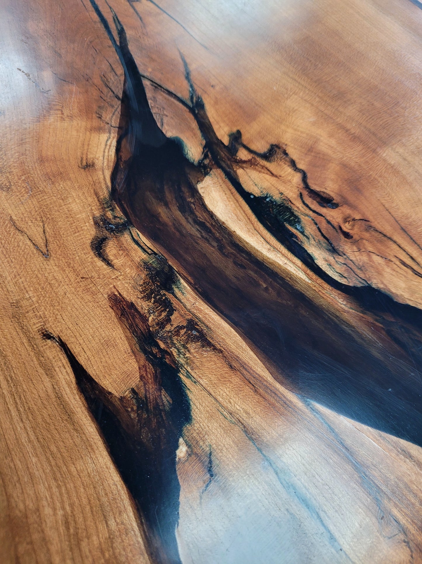 Table en cerisier et epoxy
