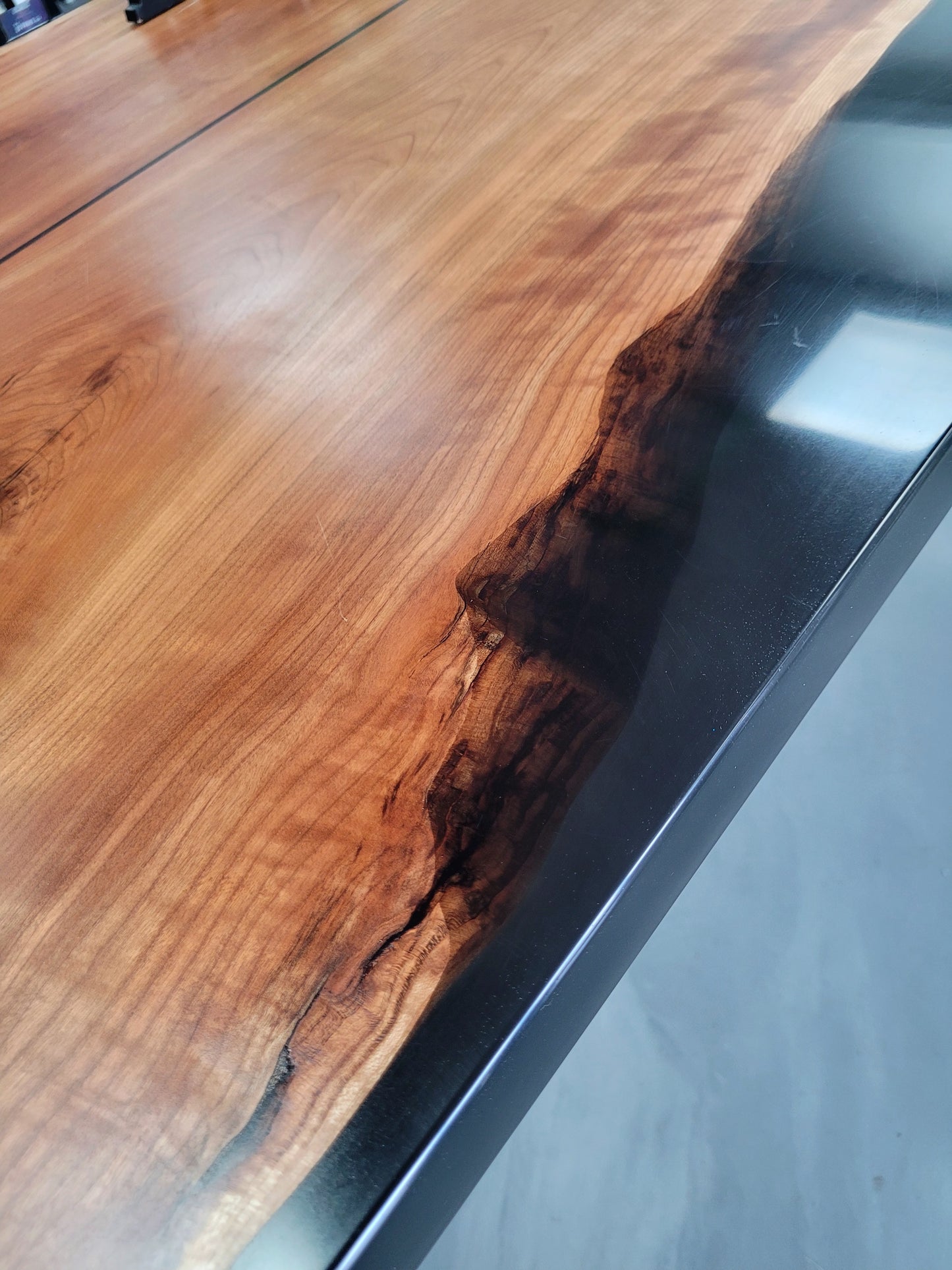 Table en cerisier et epoxy