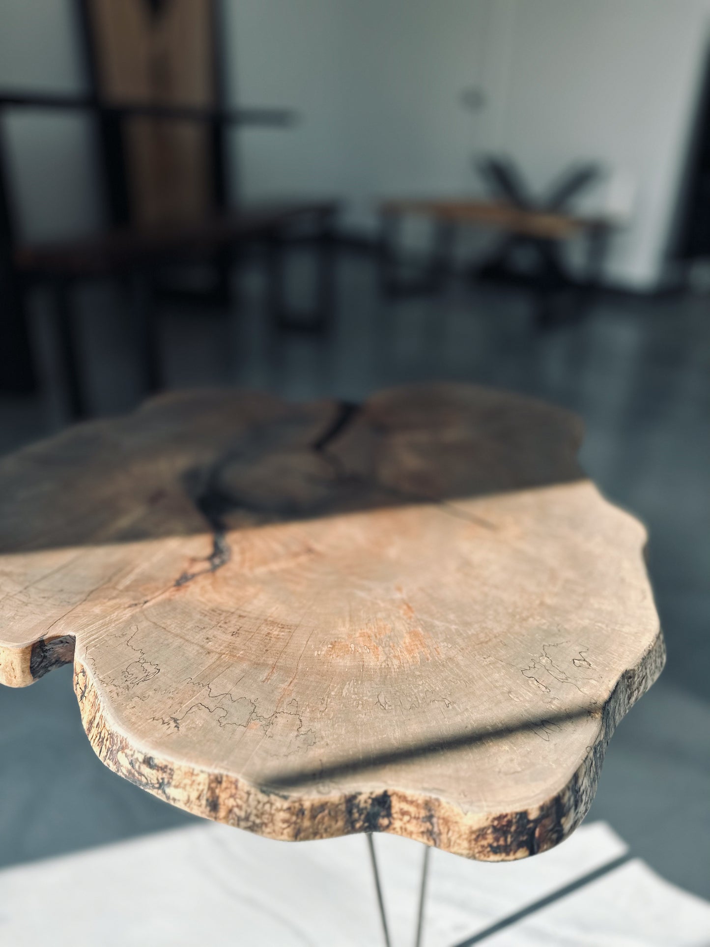 Table rivière tronc, coockie d'érable centenaire, fini (Rubio monocoat HGREY)